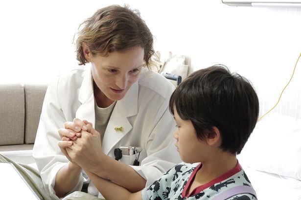 ヴィッキー・クリープス演じるコリーは神戸の臓器移植医療センターでサポートスタッフとして働く