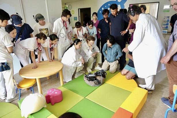 心臓移植手術のシーンは、実際に小児臓器移植に携わる人々の協力のもとで、ドキュメンタリーのように撮影された