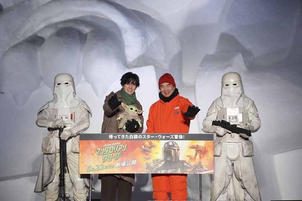 【写真を見る】「スター・ウォーズ」の大ファンである中島裕翔と宇宙飛行士の野口聡一が笑顔で登場！
