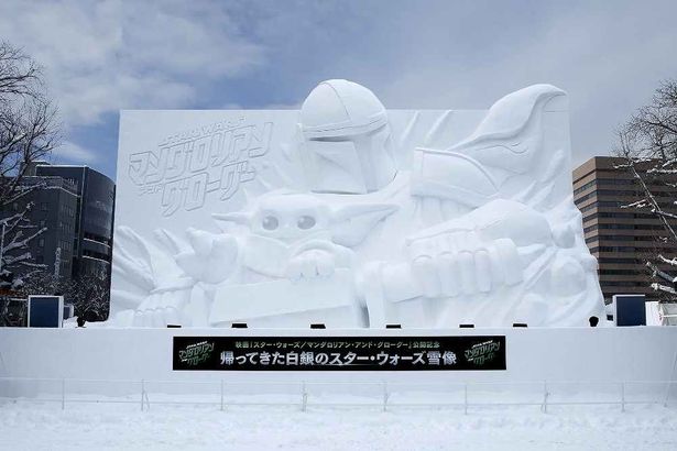 さっぽろ雪まつりで、圧倒的な存在感を放つマンダロリアン＆グローグーのコンビ