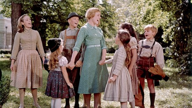 厳しくしつけられたトラップ家の子どもたちを遊びに連れだすマリア