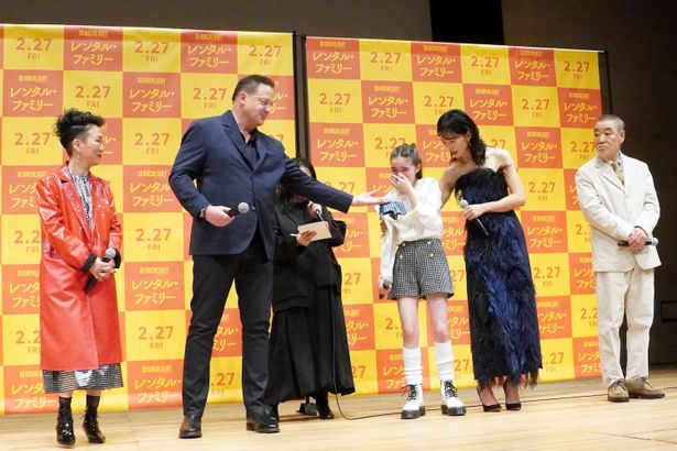 ブレンダン・フレイザー、ハンカチを差し出す紳士ぶり！