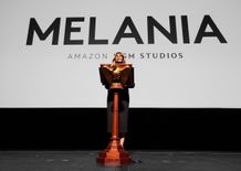 壇上に上がったメラニア・トランプ