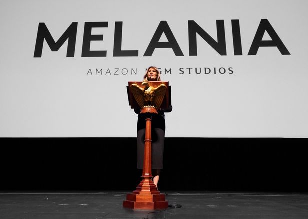 壇上に上がったメラニア・トランプ