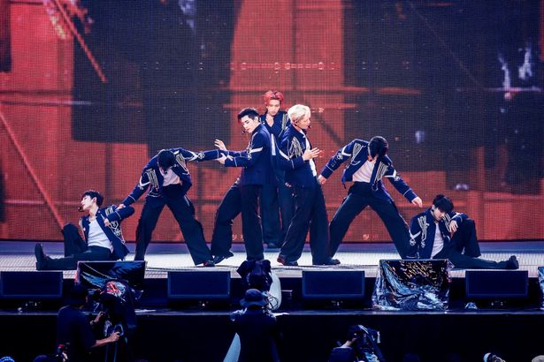 【写真を見る】ENHYPENのエネルギーに満ちたパフォーマンスを切り取った場面写真も到着