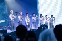 スタンドマイクでパフォーマンスするENHYPEN