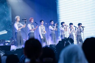 スタンドマイクでパフォーマンスするENHYPEN