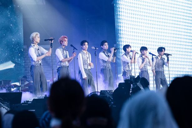 スタンドマイクでパフォーマンスするENHYPEN