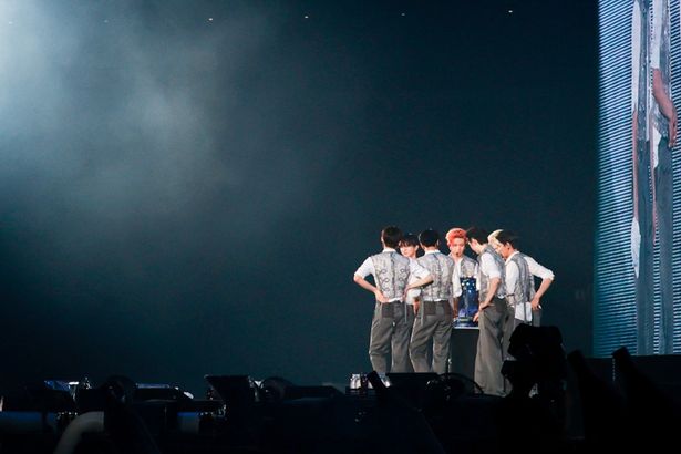 日本デビュー4周年のお祝いにサプライズで用意されたタワーケーキを囲むメンバーの姿