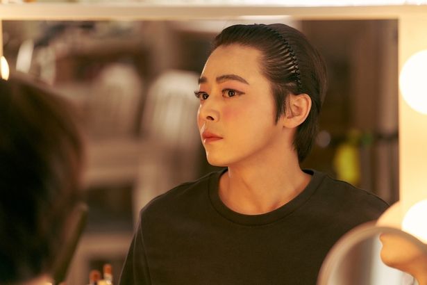 妹になりすまそうとするジョンウ(チョ・ジョンソク)