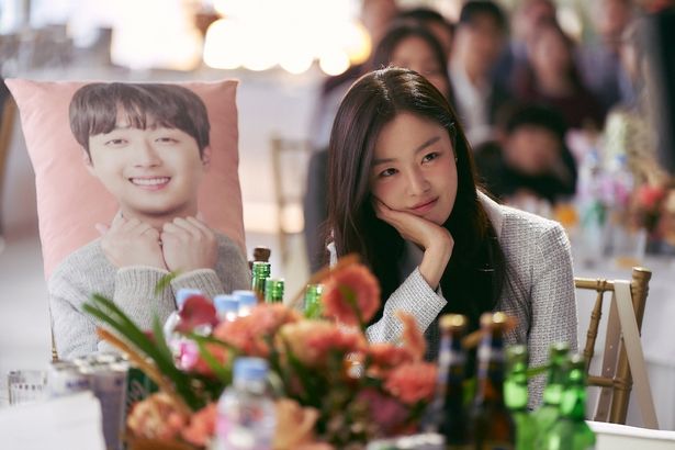 再起を目指すジョンウ(チョ・ジョンソク)の最も身近な理解者でもあるジョンミ(ハン・ソナ)