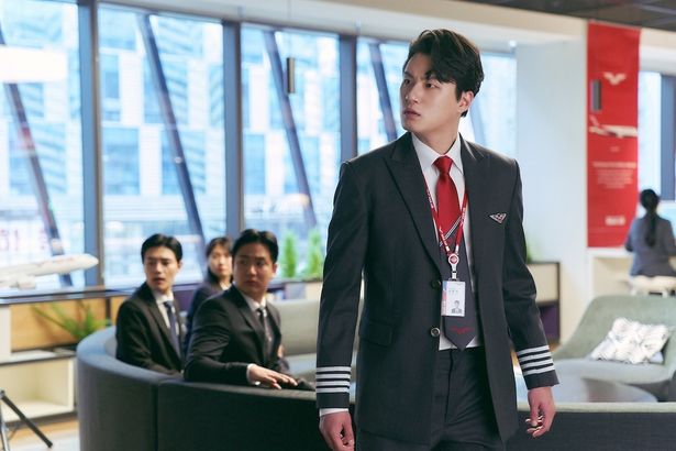 ジョンウの元同業ヒョンソクを演じるシン・スンホ