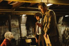 宇宙人陰謀論を信じる男と彼に誘拐された女性CEOとの、かみ合わなさすぎる駆け引きが展開される『ブゴニア』