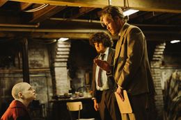 宇宙人陰謀論を信じる男と彼に誘拐された女性CEOとの、かみ合わなさすぎる駆け引きが展開される『ブゴニア』