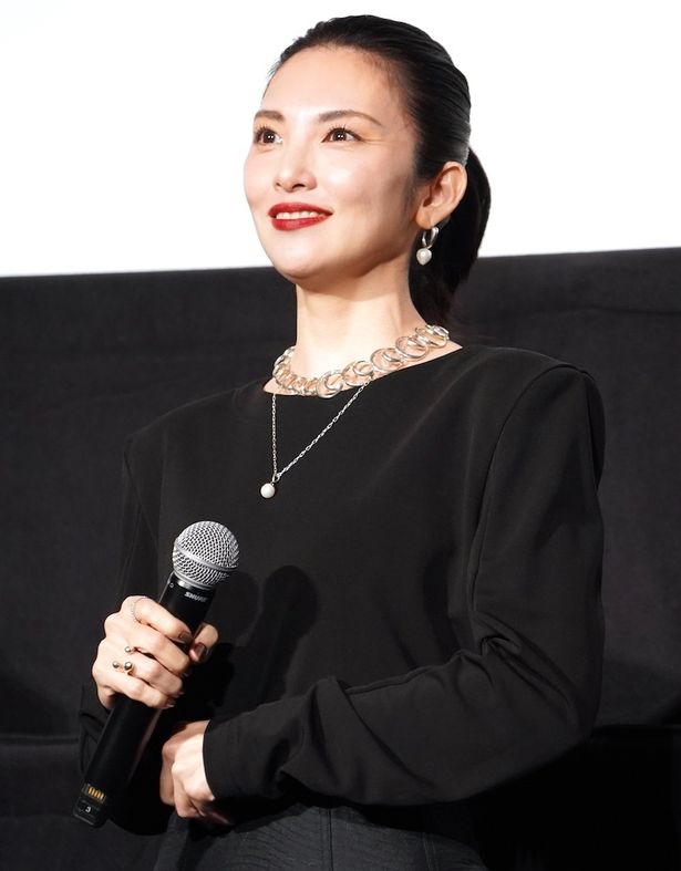 世界の映画祭での評価の理由を予想する場面も