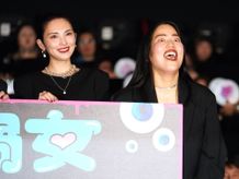映画『禍禍女』(公開中)の初日舞台挨拶に登壇したゆりやんレトリィバァの監督と田中麗奈