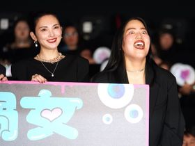 映画『禍禍女』(公開中)の初日舞台挨拶に登壇したゆりやんレトリィバァの監督と田中麗奈