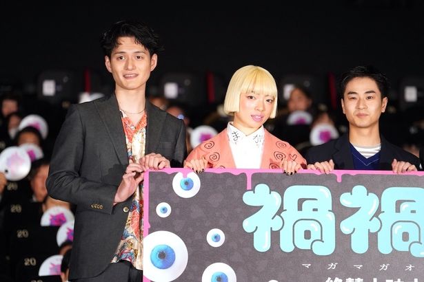 フォトセッション中も、観客と言葉を交わす登壇者たち