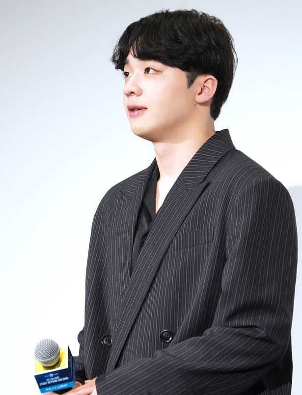 眠っている瞬間を映されてしまったと照れ笑いのRYUHEI