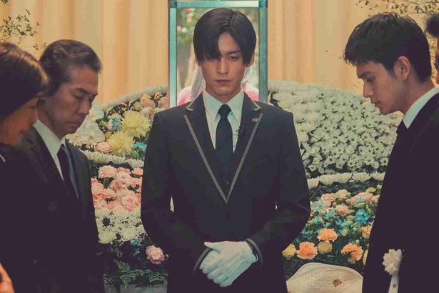 目黒蓮は主人公を厳しく指南する漆原礼二を演じている