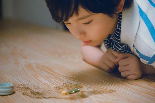 【写真を見る】息子、甲本翔の姿をしたヒューマノイド役に、200名以上のオーディションから抜擢された桒木里夢！