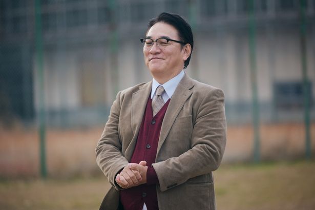 ピエール瀧演じる不敵な笑みで集団を導く校長