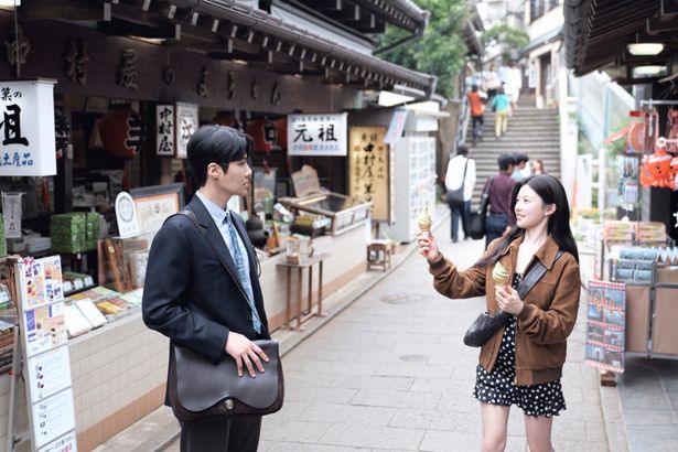 海外ロケの収録で偶然再会することになったムヒとホジン(「恋の通訳、できますか？」)