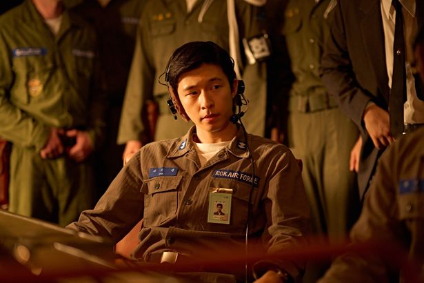 テロリストから人質を守るため奔走する空軍中尉のゴミョン(『グッドニュース』)