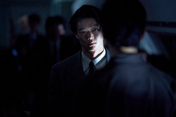 笠松将がハイジャック犯グループのリーダーを演じた『グッドニュース』