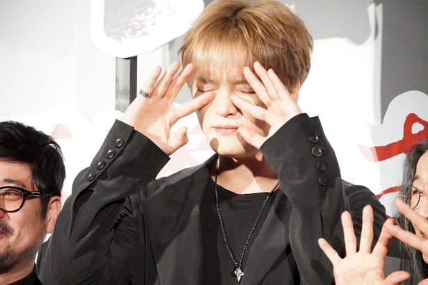 【写真を見る】カメラマンからの「怖い！」というポーズを…とのオーダーに応えたJAEJOONG