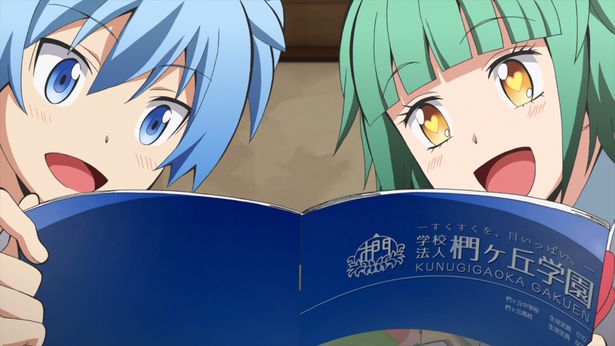 スイーツ好きな女子生徒、カエデ(右)。実は隠している過去があるようだが…(「暗殺教室」第1期)