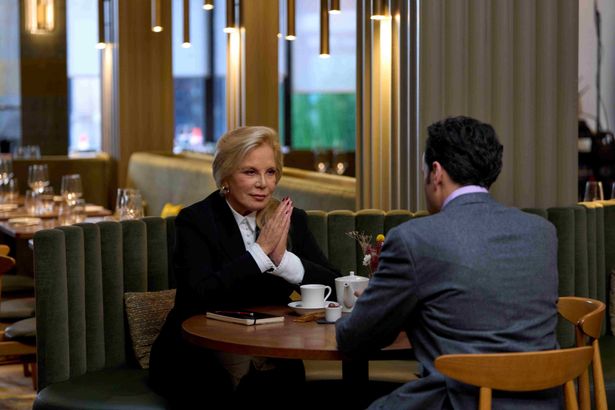 【写真を見る】代表曲「あなたのとりこ」などで世界中を魅了したシルヴィ・バルタンが11年ぶりに映画出演！円熟味が増した歌声を披露