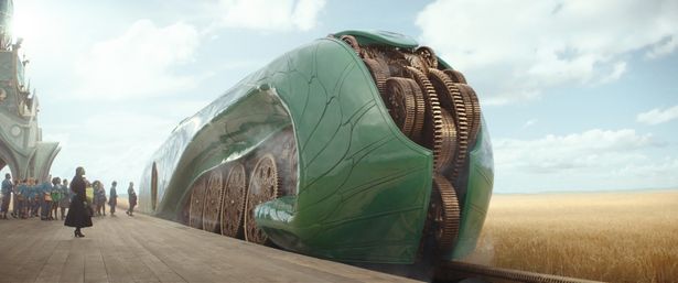 カラフルで幻想的、そして圧倒的なスケールの美術デザインに注目