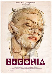 ミシェルの顔を埋め尽くす「ミツバチ」の⽻の上をシュールに⾃転⾞で⾛るテディ