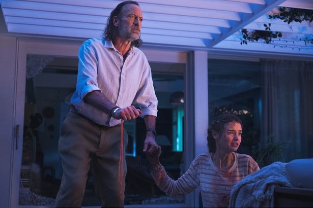 オスカー俳優トロイ・コッツァーが一家の父アダムを演じる