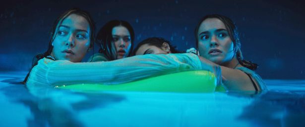 狂犬病は“水を怖がる”ため、主人公たちはプールに逃げ込むが…