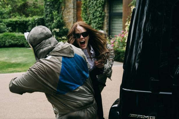 女性CEOミシェルは、帰宅直後、突然2人の男に襲われる！