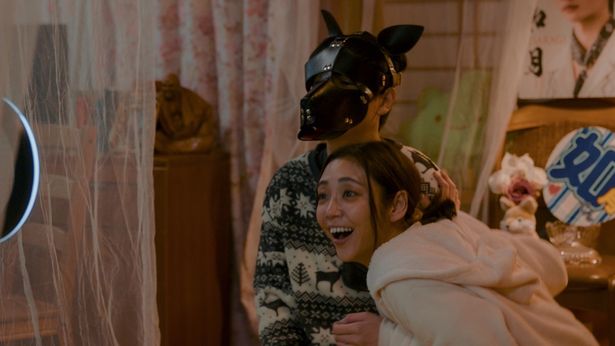 【写真を見る】承認欲求のため過激な映像を撮影しようとする妻と、抗えない夫の信治