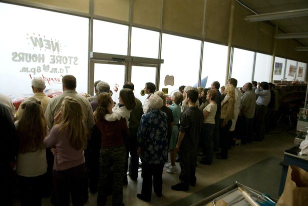 濃霧に覆われたメイン州の小さな街で、怪物に襲われる人々を描く