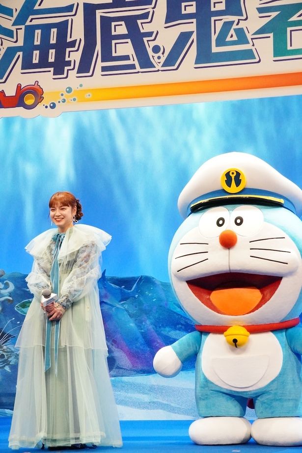【写真を見る】平愛梨、ブルーのドレス姿でドラえもんと笑顔！