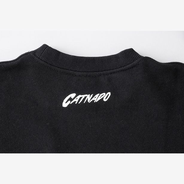 トレーナーにも『キャットネード』のロゴがあしらわれている