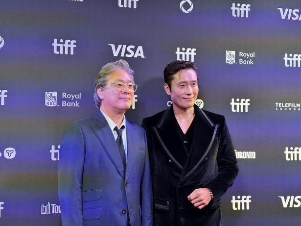【写真を見る】パク・チャヌク監督、イ・ビョンホンの来日が決定