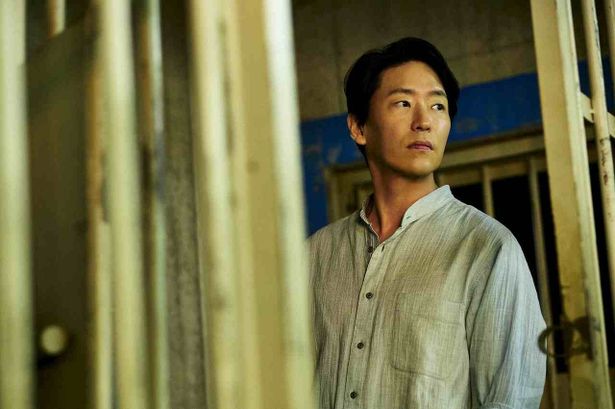 オム・ギジュンが村田蓮司の右腕となるキム・フン役