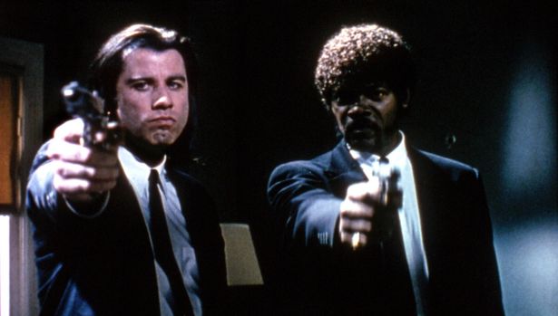 殺し屋のヴィンセントとジュールスをジョン・トラボルタとサミュエル・L・ジャクソンが演じる