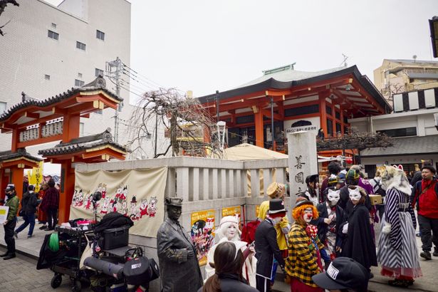 気温が低く曇り空の日曜日、神楽坂でロケ撮影は行われた