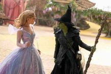 『ウィキッド 永遠の約束』の悪い魔女エルファバ役のシンシア・エリヴォ、善い魔女グリンダ役のアリアナ・グランデ、監督のジョン・M・チュウの特別映像が解禁