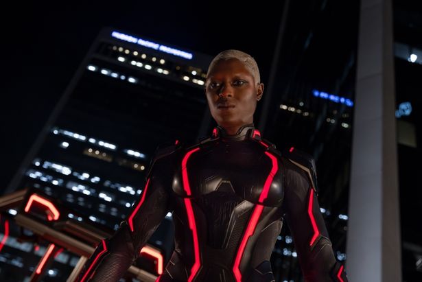 ジョディ・ターナー＝スミスが演じる、AIプログラム兵士「アテナ」