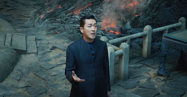 殉職した男が冥界の法のもと、転生への道を辿る姿を描くファンタジー・アクション「神と共に」シリーズ