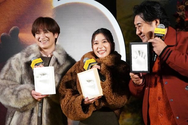 【写真を見る】芳根京子＆小手伸也＆宮田俊哉が、“ビーバーズ”結成！グーの手で手形を刻んだ