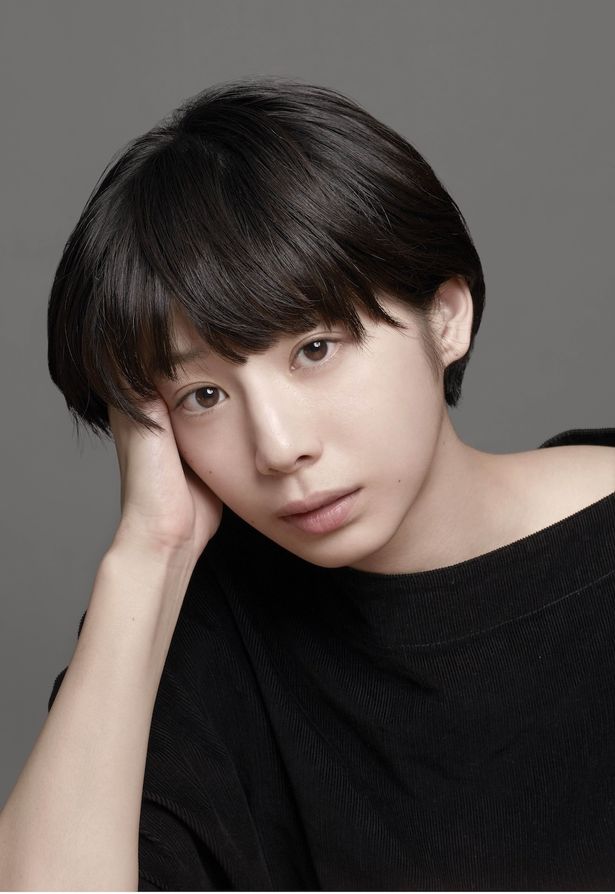 中学教師の草野冬子を演じる夏帆